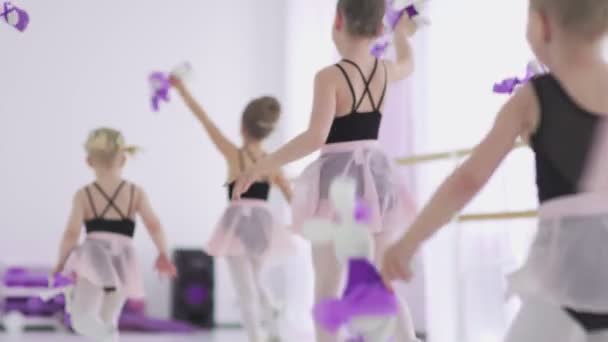 Le bambine con i giocattoli in mano corrono in classe di danza classica — Video Stock