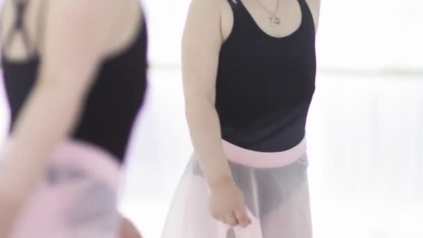 Pequeña chica de ballet en maillot posan frente al espejo — Vídeos de Stock