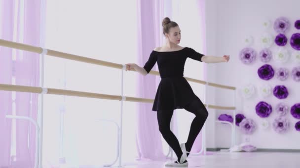 Jovem bela bailarina vestida de branco tutu dançando graciosamente em seus sapatos de balé pointe . — Vídeo de Stock