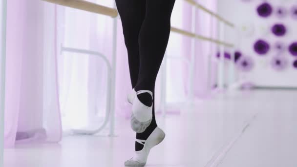 Půvabná dívka cvičit balet ve studiu — Stock video