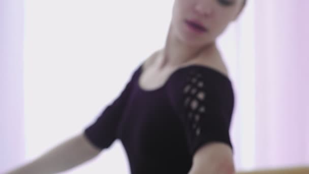 Nahaufnahme einer professionellen Balletttänzerin, die ihre Hand in Richtung Kamera ausstreckt — Stockvideo