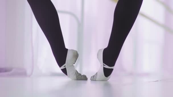 Танец балерины. Танцовщица балета танцует в пуантах в студии . — стоковое видео