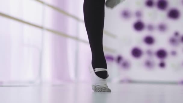 Baile de la bailarina. Bailarina de ballet femenina bailando en zapatos puntiagudos en estudio . — Vídeo de stock