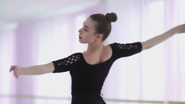 Молодий танцюрист балету танцює на фоні великого вікна . — стокове відео