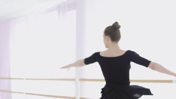 Досить молода балерина професійно танцює балет — стокове відео