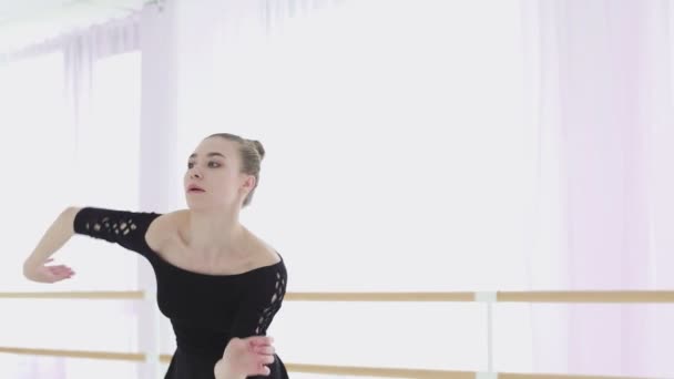 Η νεαρή μπαλαρίνα κάνει όμορφες κινήσεις με τα χέρια της.. — Αρχείο Βίντεο