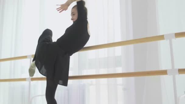 Ballerine gracieuse en tutu classique dans le studio blanc. — Video