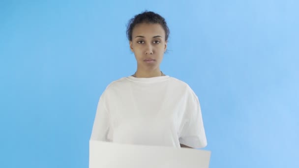 Afroamerykańska aktywistka z plakatem recyklingu na niebieskim tle — Wideo stockowe
