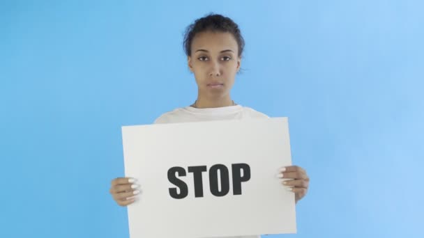 Afro-americano menina ativista com Stop Poster no fundo azul — Vídeo de Stock