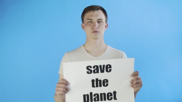 Joven activista con afiche Save The Planet sobre fondo azul — Vídeo de stock