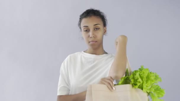 Afro-American Girl Activist Mit Plastik- und Glasbechern auf grauem Hintergrund — Stockvideo
