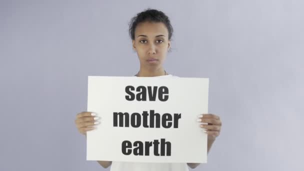 Activista afroamericana con afiche de Save Mother Earth sobre fondo gris — Vídeo de stock