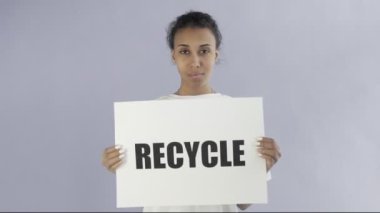 Geri Dönüşüm Posterli Afro-Amerikalı Kız Eylemci Gri arka planda başparmağını gösteriyor