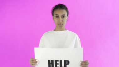 Pembe arka planda Afro-Amerikalı Eylemci Kız Posteri