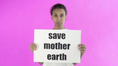 Pembe arka planda Toprak Ana 'yı Kurtaran Afro-Amerikalı Kız Eylemci