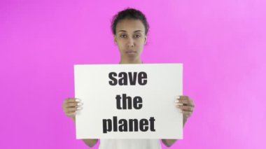 Pembe arka planda Gezegen Posterini Kurtaran Afro-Amerikalı Kız Eylemci