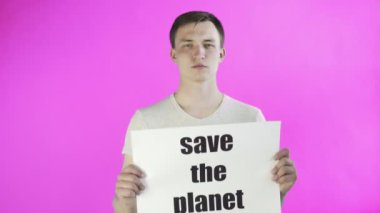 Pembe arka planda Gezegen Posterini Kurtaran Genç Eylemci