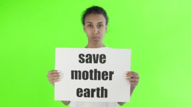 Krom anahtar arka planında Toprak Ana 'yı Kurtaran Afro-Amerikalı Kız Eylemci