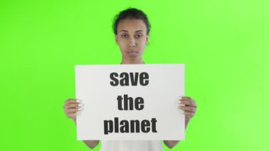 Krom anahtar arka planında Gezegen Posterini Kurtaran Afro-Amerikalı Kız Eylemci