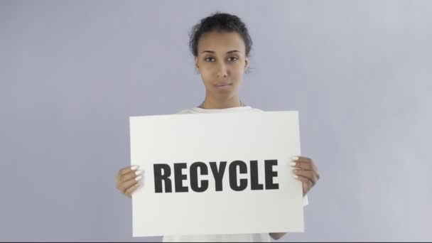 Afro-americká dívka aktivista s Recyklovat plakát ukazující palec nahoru na šedém pozadí — Stock video