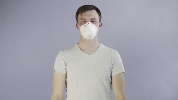 Young Man Activist Met masker op gezicht en met Think Planet Poster op grijze achtergrond — Stockvideo