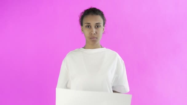 Афро-американская девушка-активистка с плакатом Recycle на розовом фоне — стоковое видео
