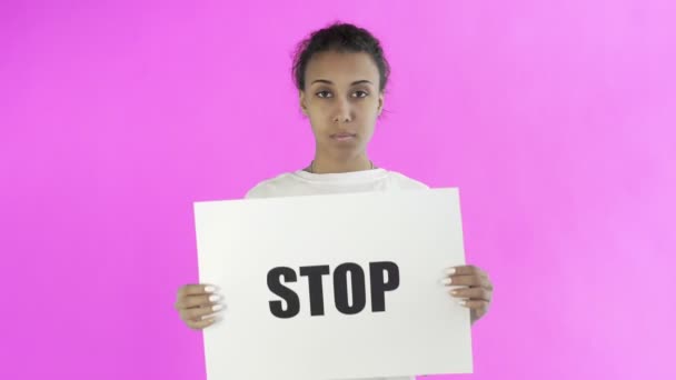 Afro-americano menina ativista com Stop Poster no fundo rosa — Vídeo de Stock
