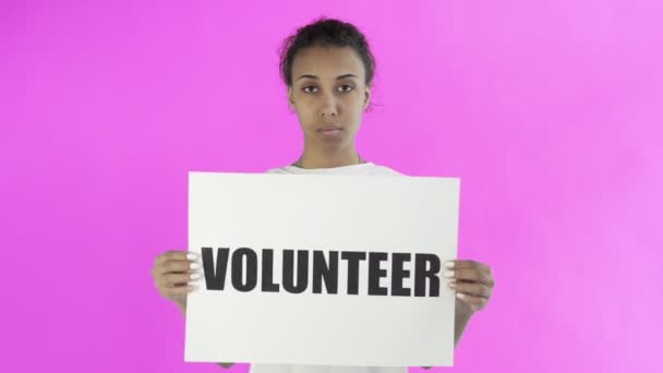 Afro-Amerikaanse Meisjesactivist met Vrijwilligersposter op roze achtergrond — Stockvideo