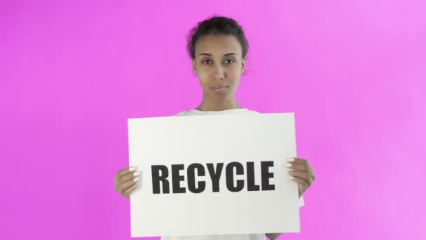 Afro-Amerikaanse Meisjesactivist met Recycle Poster met duim omhoog op roze achtergrond — Stockvideo