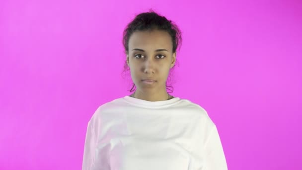 Krásná mladá žena s hroznou bolest hlavy na růžovém pozadí — Stock video