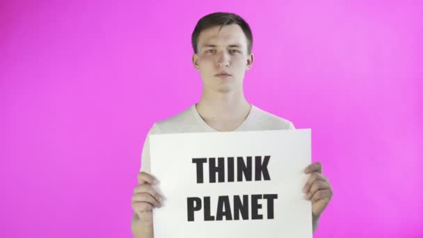 Joven activista con Think Planet Cartel sobre fondo rosa — Vídeos de Stock