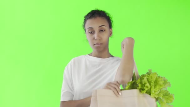 Afro-American Girl Activist Με πλαστικά και γυάλινα ποτήρια στο φόντο κλειδί chroma — Αρχείο Βίντεο