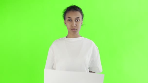 Afro-americano menina ativista com cartaz de reciclagem no fundo da chave chroma — Vídeo de Stock