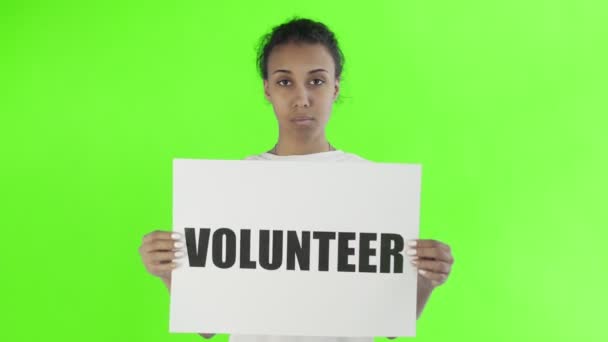 Afro-American Girl Activist With Volunteer Poster auf Chroma Key Hintergrund — Stockvideo