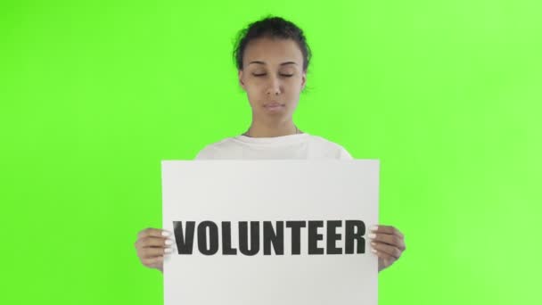 Afro-American Girl Activist With Volunteer Poster zeigt Daumen hoch auf Chroma Key Hintergrund — Stockvideo