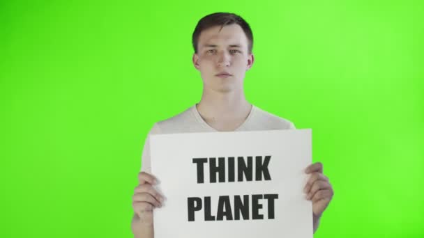 Young Man Activist met Think Planet Poster op chroma belangrijkste achtergrond — Stockvideo