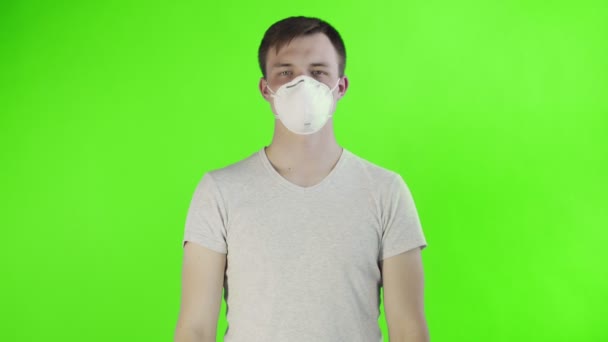 Mladý muž aktivista s maskou na obličeji a s plakátem Think Planet na klíčovém pozadí chroma — Stock video