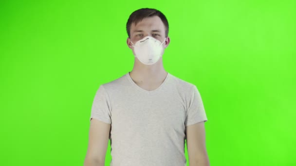 Молодой человек Активист с маской на лице и с плакатом ПОМОЩИ на фоне хрома ключ — стоковое видео