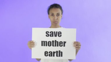 Violet 'in arka planında Toprak Ana' yı Kurtaran Afro-Amerikalı Kız Eylemci