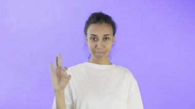 Şirin Afro-Amerikalı Kız iki başparmağıyla kabul ediyor ve stüdyoda Violet 'in geçmişine gülümsüyor.