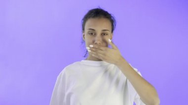 İşaretlerin dili. Kız gözlerini kapatıyor. O, görmek istemiyor. Kulaklarını kapatıyor. - Dinlemek istemiyor. Ağzını kapatıyor. Konuşmak istemiyormuş. Violet