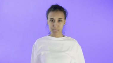 Violet 'in geçmişinde korkunç bir baş ağrısı olan güzel bir genç kadın.