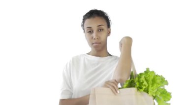 Beyaz arka planda plastik ve cam bardakları olan Afro-Amerikalı Kız Eylemci