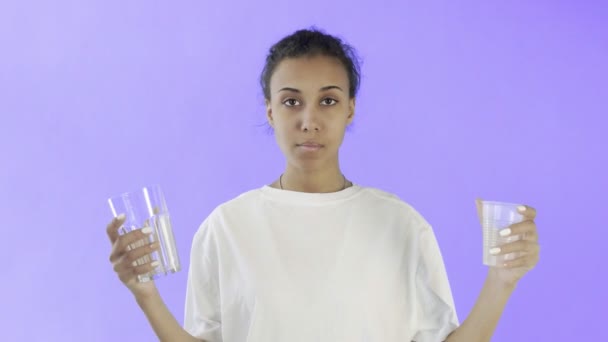 Afro-americano ragazza attivista con tazze di plastica e vetro su sfondo viola — Video Stock