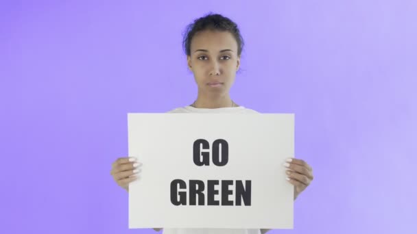 Activista afroamericana con afiche de Save The Planet sobre fondo violeta — Vídeo de stock