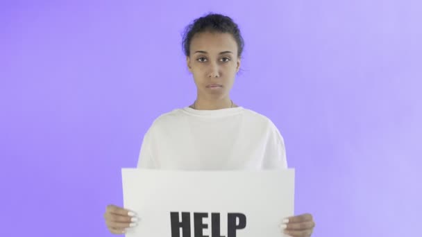 Afro-Amerikaanse Meisjesactivist met HELP-poster op violette achtergrond — Stockvideo