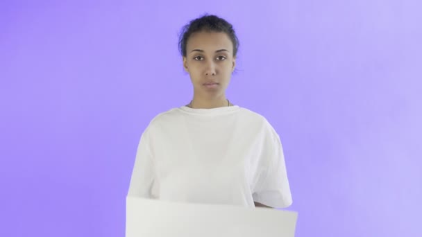 Activistă afro-americană cu poster de reciclare pe fundal violet — Videoclip de stoc