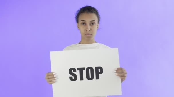 Afro-Amerikaanse Meisjesactivist met Stop Poster op Violette achtergrond — Stockvideo