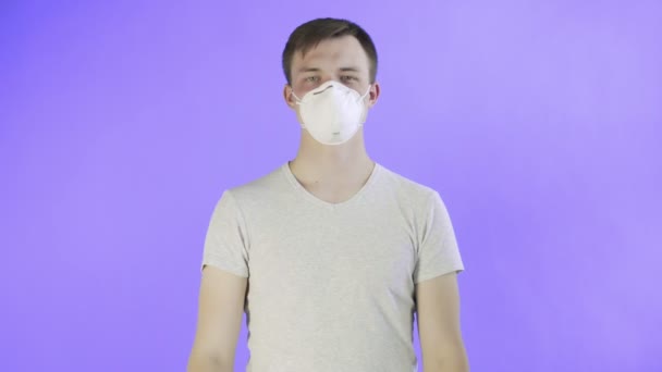 Jonge man Activist Met masker op gezicht en met HELP Poster op Violet achtergrond — Stockvideo