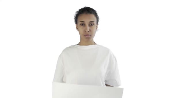Афро-американская девушка-активистка с плакатом Recycle на белом фоне — стоковое видео